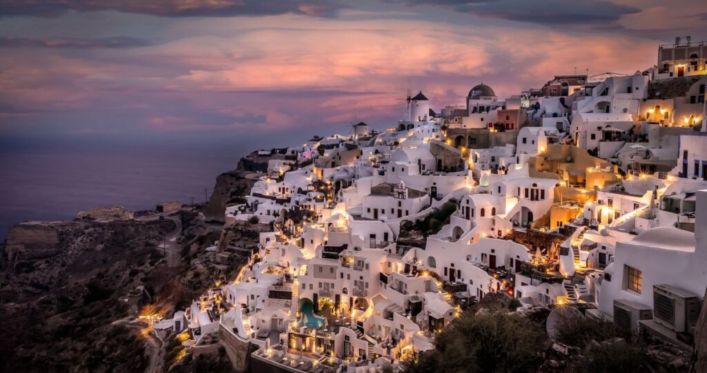 Grécia - Santorini: Um cenário de sonho banhado pelo azul do Egeu, onde cada vista parece uma pintura viva
